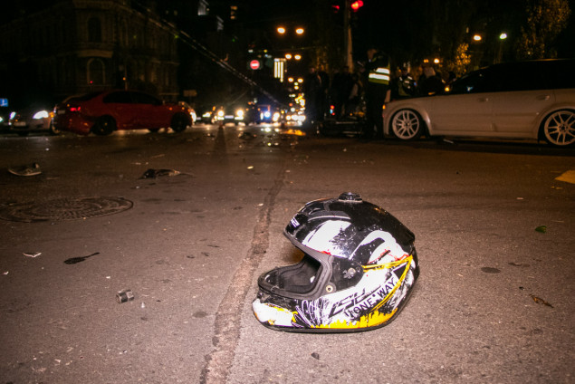 В центре Киева в результате ДТП серьезно пострадал водитель гоночного мотоцикла (фото, видео)