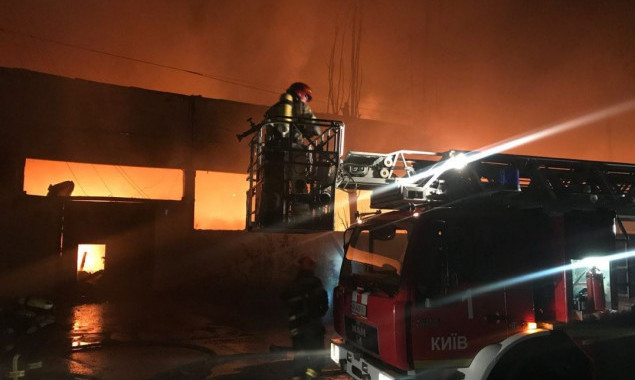 Ночью в Киеве пожар на складе перекинулся на офисное здание (фото, видео)