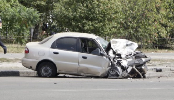 На Позняках водитель Daewoo влетел в припаркованный внедорожник и погиб (видео)