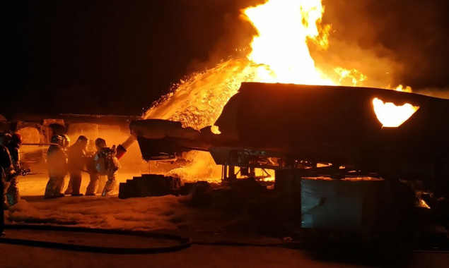 Столичные спасатели задействовали пожарные поезда для тушения горящих автоцистерн в Деснянском районе (фото, видео)
