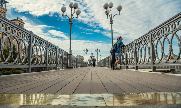 В Киеве завершили текущий ремонт пешеходного моста через улицу Институтскую (фото)