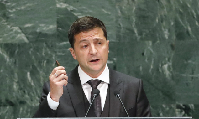 Зеленский сказал в ООН, что пока в Украине война, в опасности вся планета, и показал мировым лидерам армейский патрон (видео)