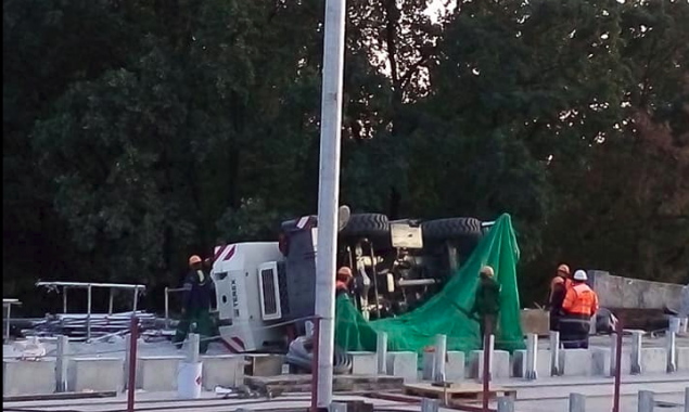 На Борщаговском путепроводе перевернулся автокран “Киевавтодора” (фото)
