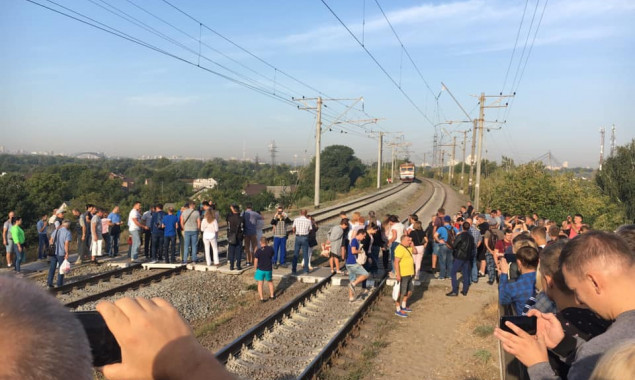 Разозленные пассажиры перекрыли движение киевской городской электрички на станции “Троещина-2” (видео)