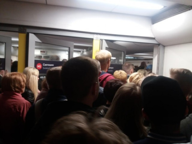 В “Киевском метрополитене” назвали возможные причины утренней давки на станции “Святошин”