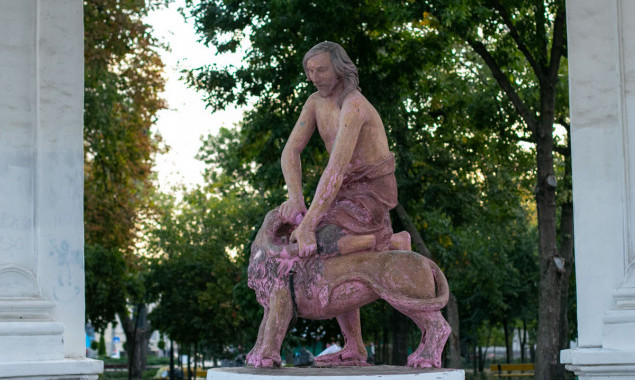 Киевские коммунальщики все еще не отмыли памятник Самсону от розовой краски (фото)