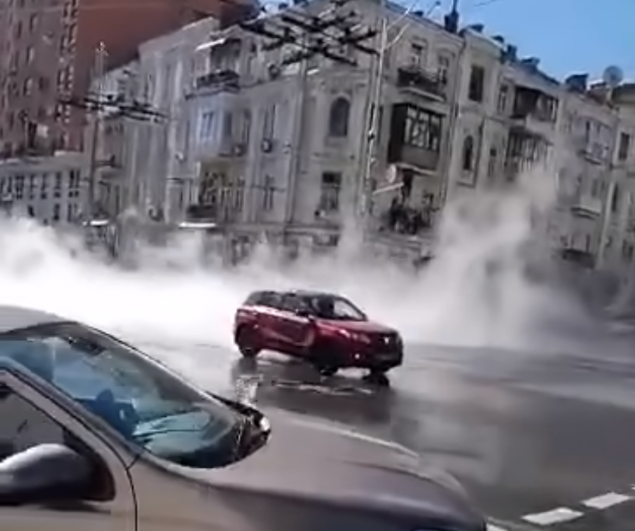 В центре Киева на улице Шота Руставели вновь прорвало трубу с горячей водой (видео)