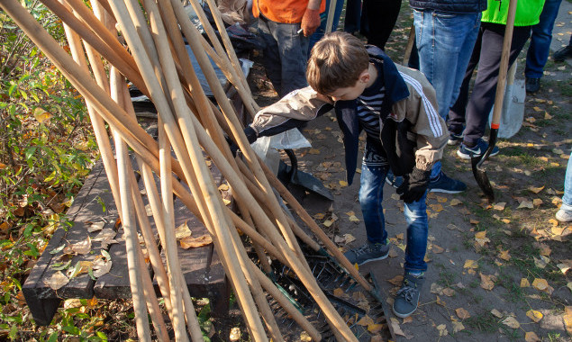 Во время субботних толок киевляне высадили около 3 тысяч деревьев и кустов (фото)