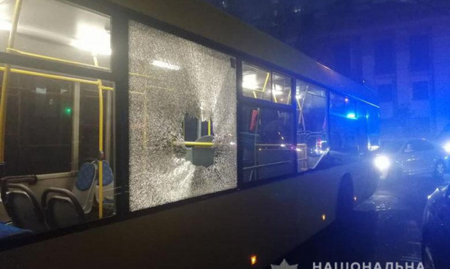 Столичные полицейские задержали хулиганов, бросавших камни в автобусы футбольных фанатов (фото)