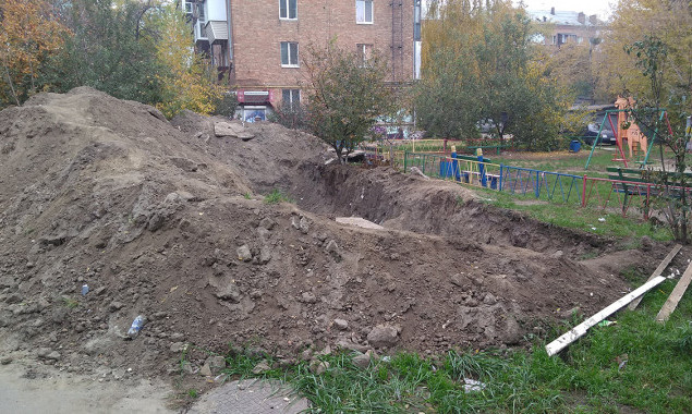 Жители дома на проспекте Лобановского в Киеве возмущены беспорядком, который оставило у них во дворе ”Киевтеплоэнерго”