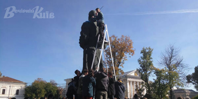 Студенты помоют памятник Сковороде на Контрактовой площади в Киеве 15 октября