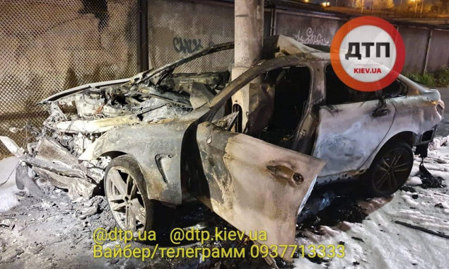 На улице Борщаговской в Киеве BMW протаранил столб и загорелся (фото, видео)