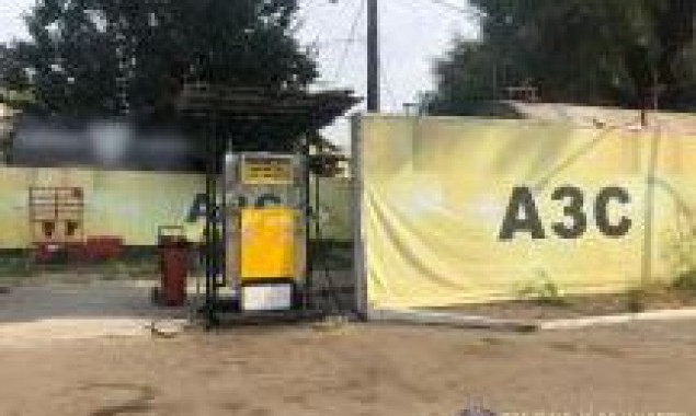 В Киеве на двух заправках нелегально торговали топливом