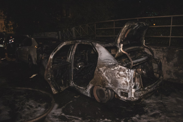 В центре Киева ночью сгорел автомобиль (фото, видео)