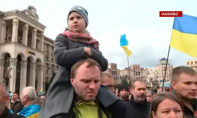 В центре Киева проходит многотысячное вече "Остановим капитуляцию” (прямая трансляция)