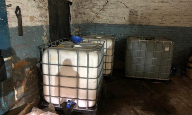 На Киевщине в подпольном цехе по изготовлению алкоголя изъяли более 15 тонн спиртных напитков (фото)