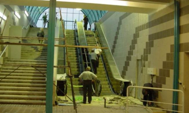 На столичной станции метро “Академгородок” планируют установить лифты вместо неработающих эскалаторов