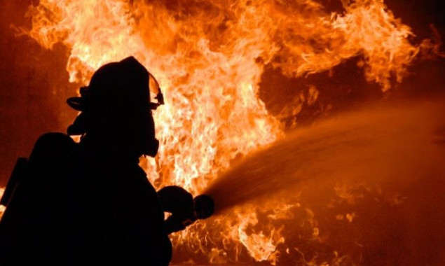 Сегодня ночью в Киеве потушили пожар в торговом павильоне на рынке “Юность”