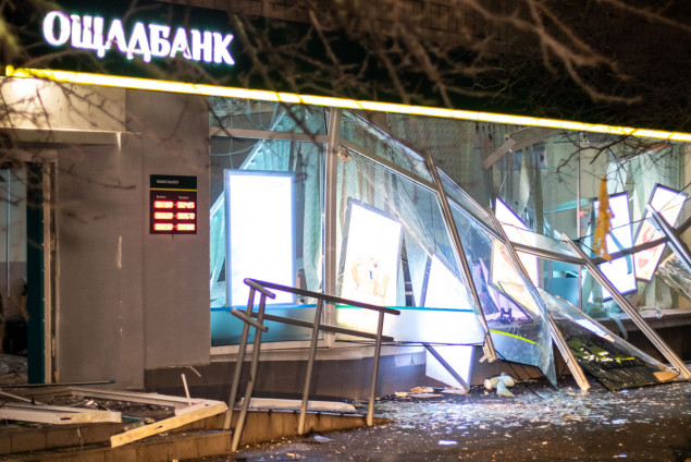 Ночью на Русановке неизвестные взорвали и ограбили отделение Ощадбанка (фото, видео)