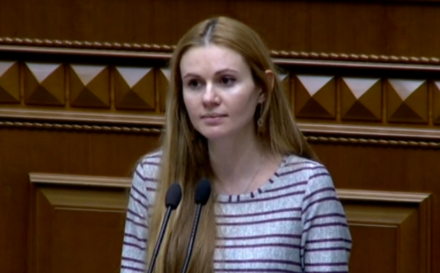 Нардеп от Киевщины заявила, что из-за ее позиции по “рынку земли” ГПУ задержала ее мужа (видео)
