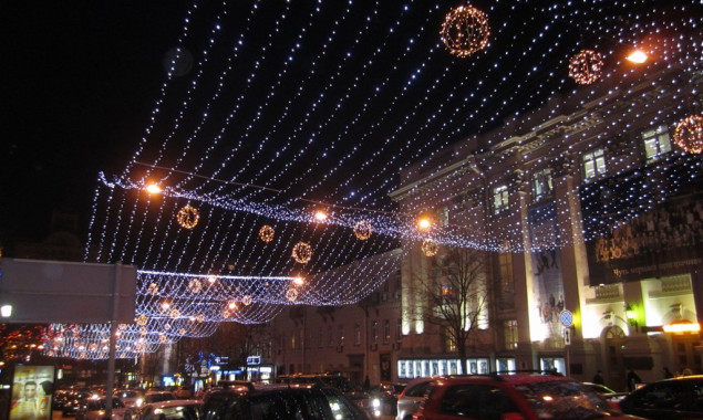 На новогодние украшение столичного Крещатика использовали более 3 тыс. метров гирлянд