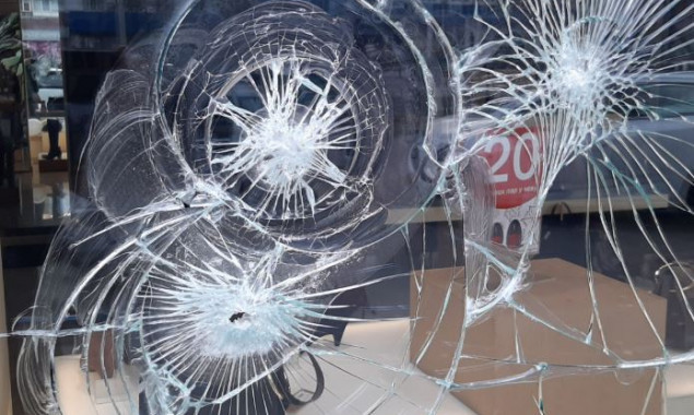 Неизвестные разбили витрину магазина в центре Киева (фото, видео)
