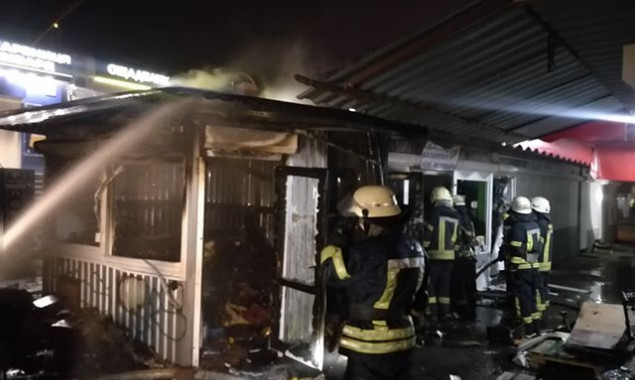 Ночной пожар на рынке в Деснянском районе Киева ликвидировали более 30 пожарных (фото)
