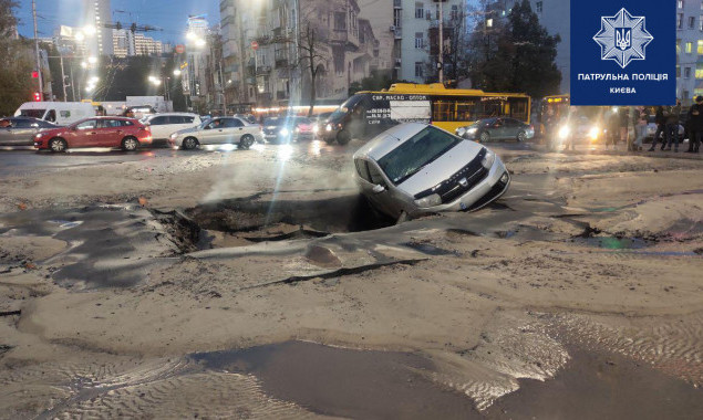 На двух улицах Киева автомобили провалились в промоины, движение ограничено (фото, видео)