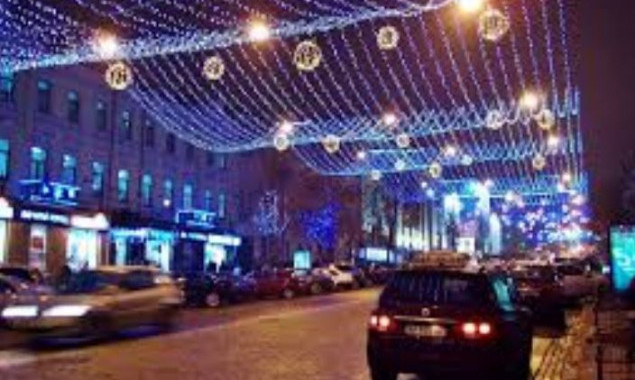 В Киеве начали монтаж новогодней иллюминации