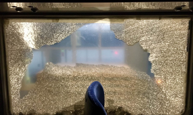 На Фастовщине вандалы забросали камнями поезд Киев-Одесса