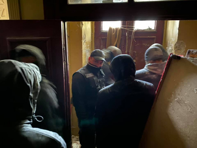 При попытке исполнительной службы попасть в общежитие на улице Полевой пострадали 4 его жителя - нардеп