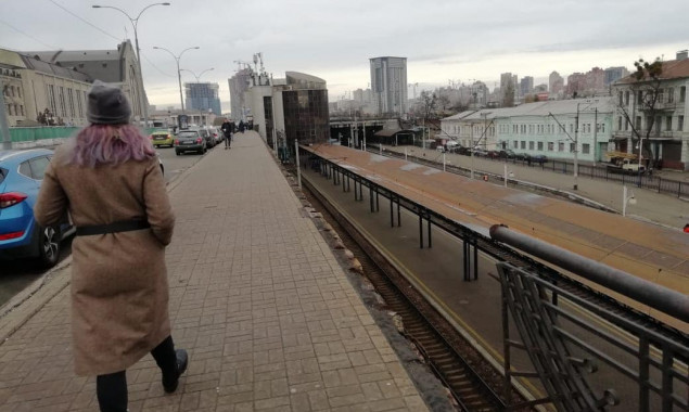 На эстакаде около Центрального железнодорожного вокзала в Киеве обвалились перила (фото)