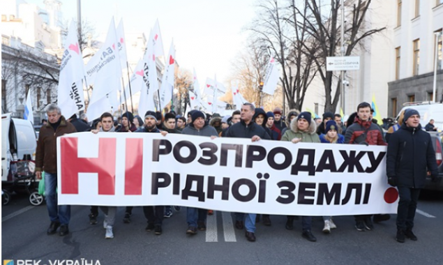 В Киеве под Радой митингуют протестующие против “рынка земли” аграрии (фото, видео)