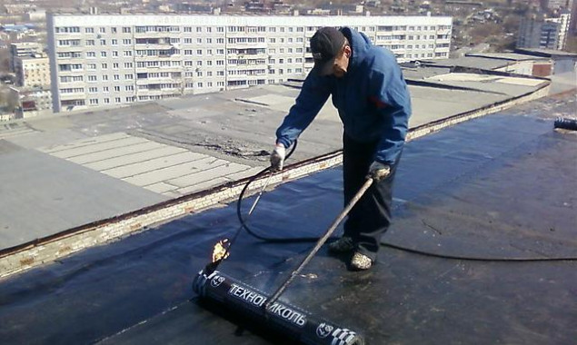 Жители дома на улице Туполева в Киеве недовольны качеством капремонта крыши