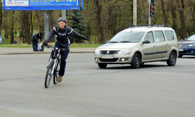 Киевские велосипедисты стали чаще ездить в шлемах