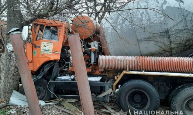На Киевщине “КамАЗ” врезался в дерево на частном дворе, водитель погиб (фото)