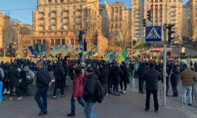 В Киеве митингующие против открытия рынка земли перекрыли Крещатик (фото, видео)