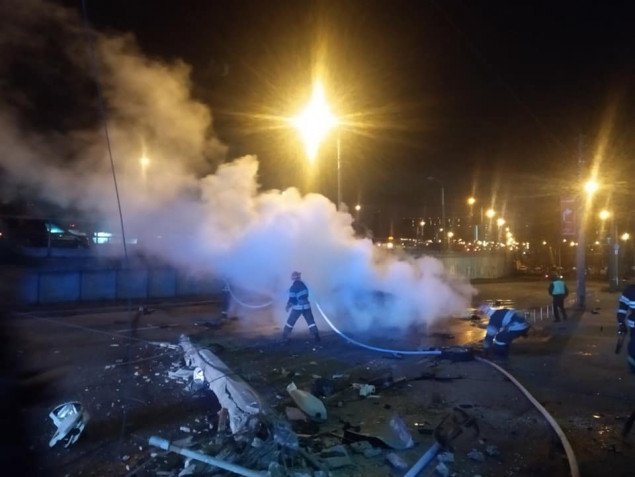 На бульваре Дружбы народов в Киеве водитель сгорел заживо в автомобиле в результате ДТП (фото, видео)