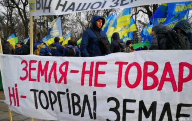 В Киеве возобновились акции протеста против открытия рынка земли