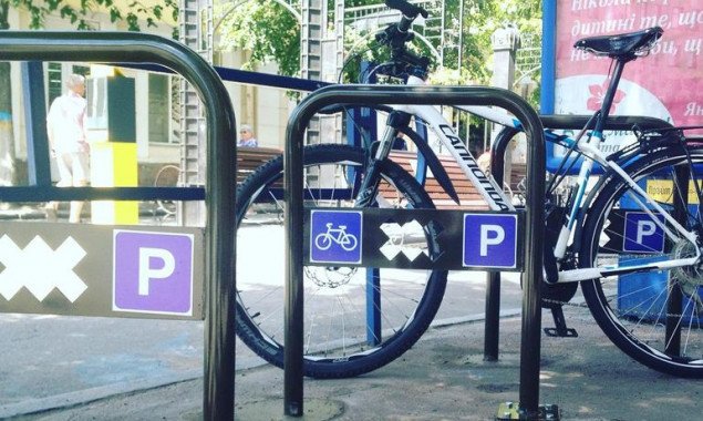 Власти Киева решили в этом году установить в городе 681 парковочную велостойку