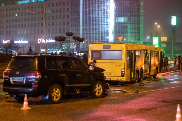 В Киеве на Харьковской площади внедорожник Lexus въехал в рейсовый автобус (фото, видео)