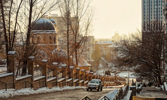 Власти Киева передумали вводить одностороннее движение на крутом спуске улицы Шелковичной