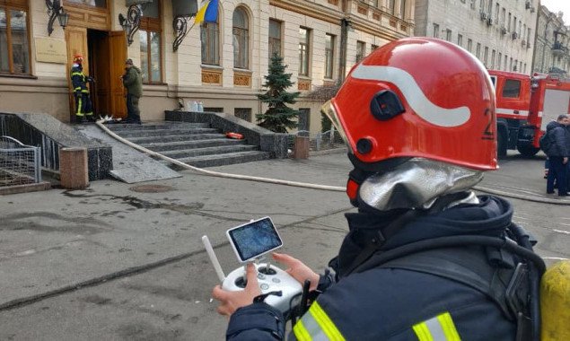 В центре Киева из горящего здания Министерства культуры эвакуируют людей (видео)