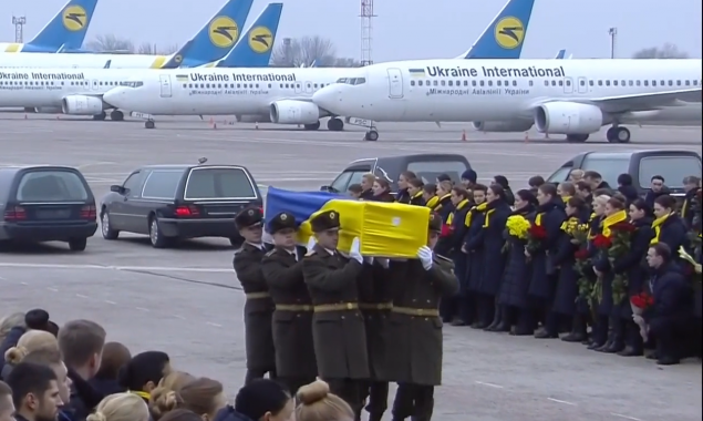 В аэропорту “Борисполь” проходит церемония прощания с погибшими в результате катастрофы самолета МАУ в Иране (фото, видео)