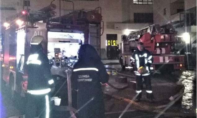 Более 10 пожарных автомобилей ликвидировали высотный пожар в Печерском районе Киева