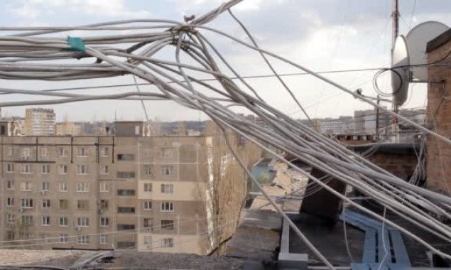 Жители дома на улице Герцена пожаловались, что оптоволоконный кабель интернет-провайдера повредил стену дома