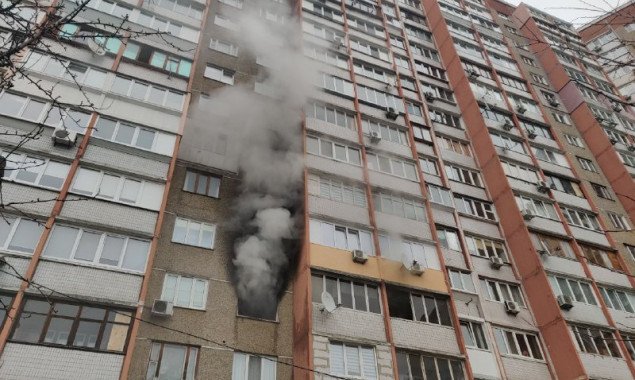 Спасатели эвакуировали жителей дома на столичной Троещине из-за пожара в одной из квартир (фото, видео)