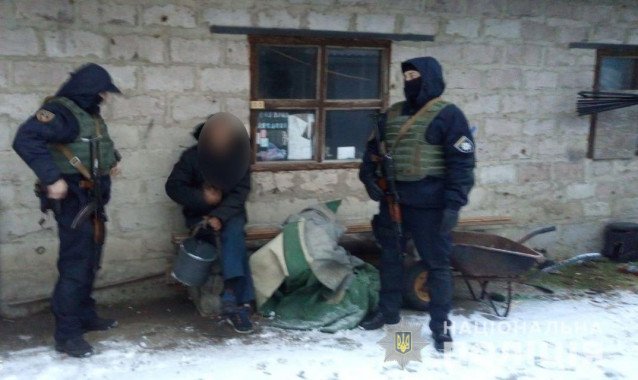 У подозреваемого в серии краж жителя Киевщины изъяли оружие, боеприпасы и наркотики (фото)