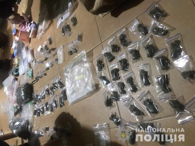 В Ирпене задержали двух молодых людей за продажу наркотиков через интернет (фото)