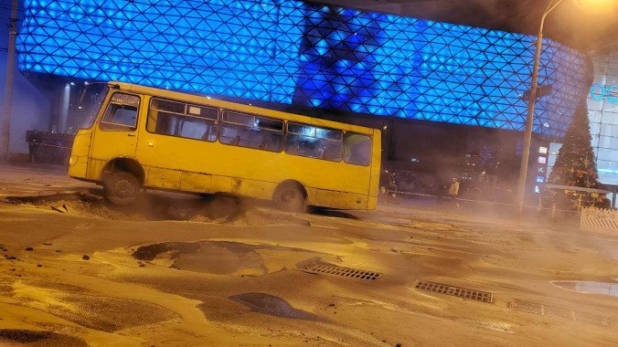Прорвавший магистральный трубопровод затопил Ocean Plaza и размыл проезжую часть на Антоновича (фото, видео)